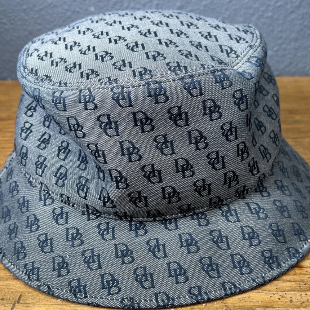 DOONEY and BOURKE Vintage
Bucket Hat Monogram Gray Bucket
Hat Size M 100% Rayon